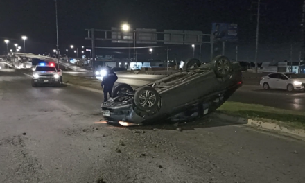 Saltillo: Brusca maniobra lo lleva a volcar, pasó por encima de unas boyas