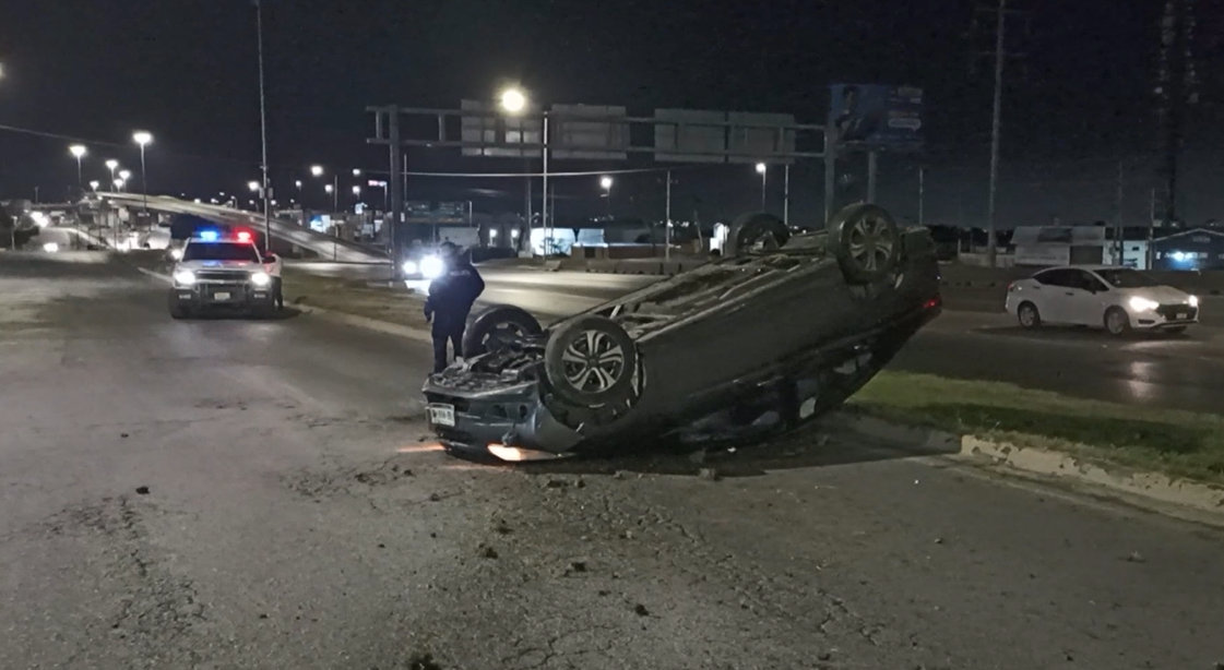 Saltillo: Brusca maniobra lo lleva a volcar, pasó por encima de unas boyas