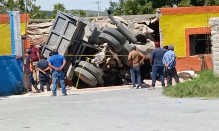Camión se queda sin frenos en Parras y  mata a una persona al destruir una vivienda