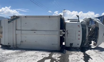 Camión vuelca debido al peso en Arteaga