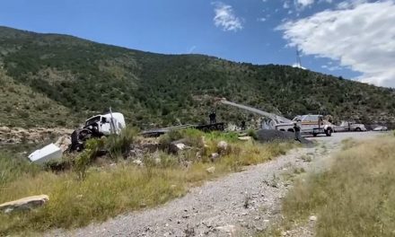 Camión casi vuelca a un arroyo en Arteaga