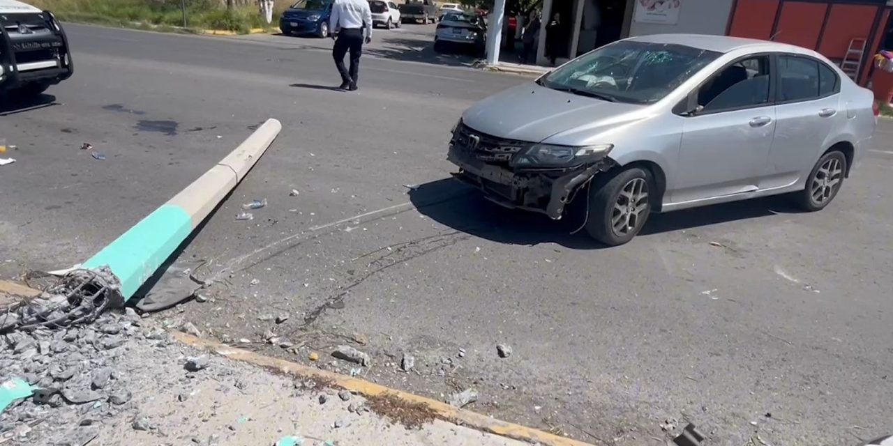 Choca y después le cae poste encima en Saltillo