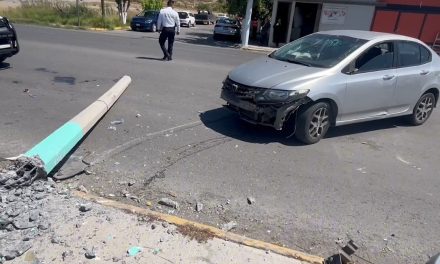 Choca y después le cae poste encima en Saltillo
