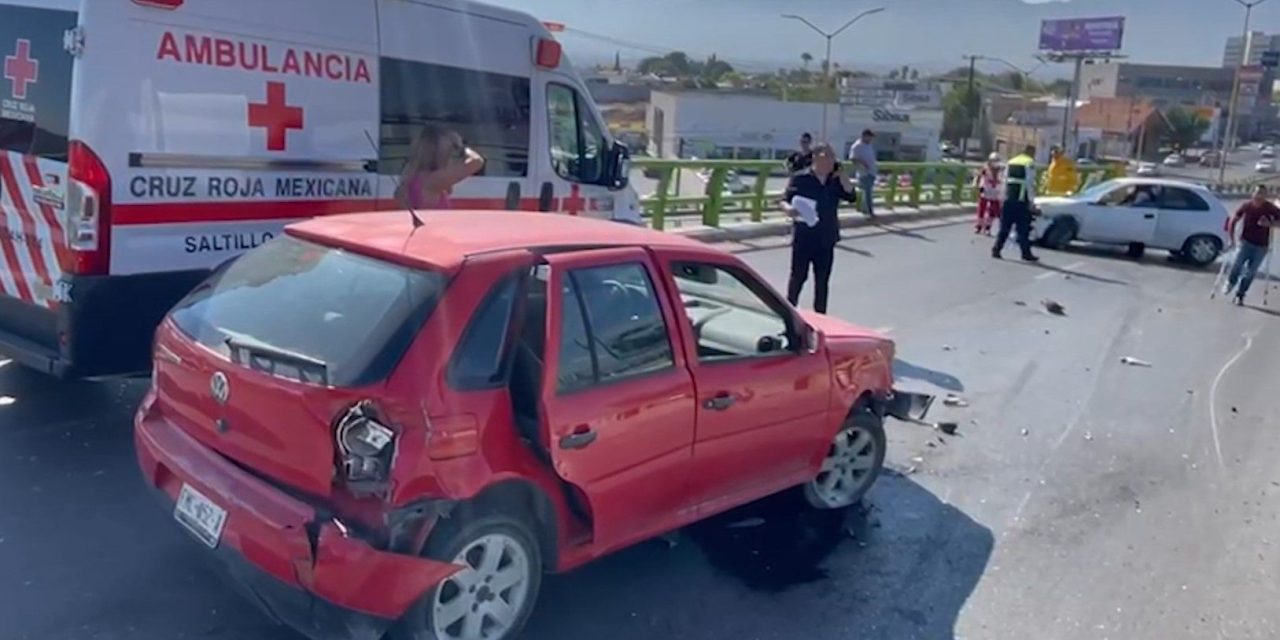 Choca por alcance, causa daños y provoca tráfico vehicular en Saltillo