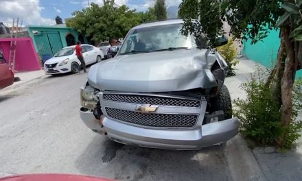 Mujer choca contra poste y en su huida impacta a vehículo en Saltillo