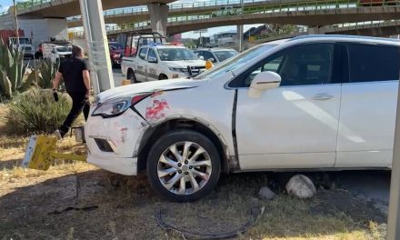 Joven choca contra ruta urbana al norte de Saltillo
