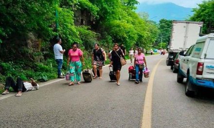 Bloquean carretera en Guerrero por protestas contra el crimen organizado