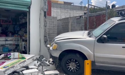 Conductor choca y derriba una barda en Saltillo