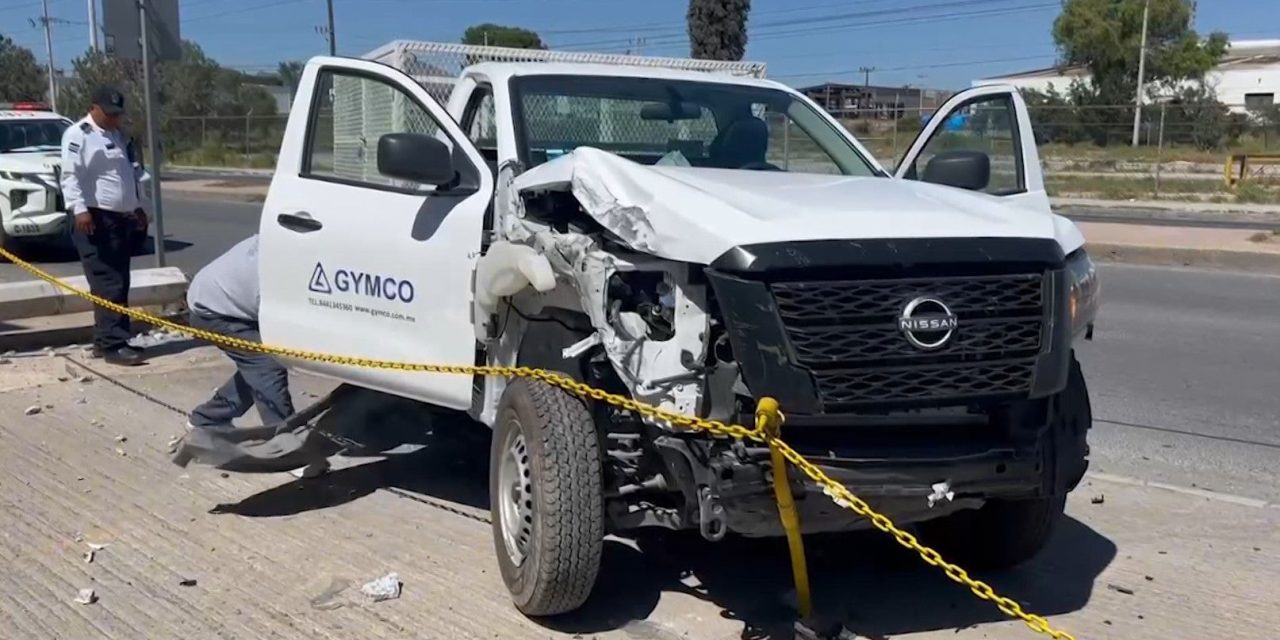 Conductor pierde el control y derriba poste en Saltillo