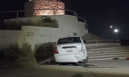 Conductora invade carril y termina ‘subiendo’ a la rotonda de V. Carranza