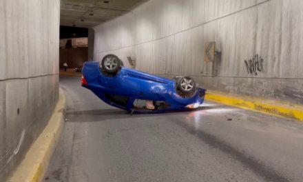 Enfiestado vuelca su coche en Saltillo