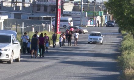 En riesgo alumnos y padres de familia que usan la calle por falta de banqueta en colonia San Javier