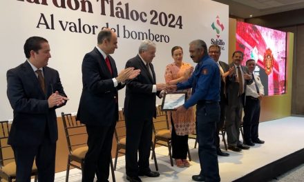 Entrega Chema Fraustro galardón Tláloc en el marco del Día del Bombero