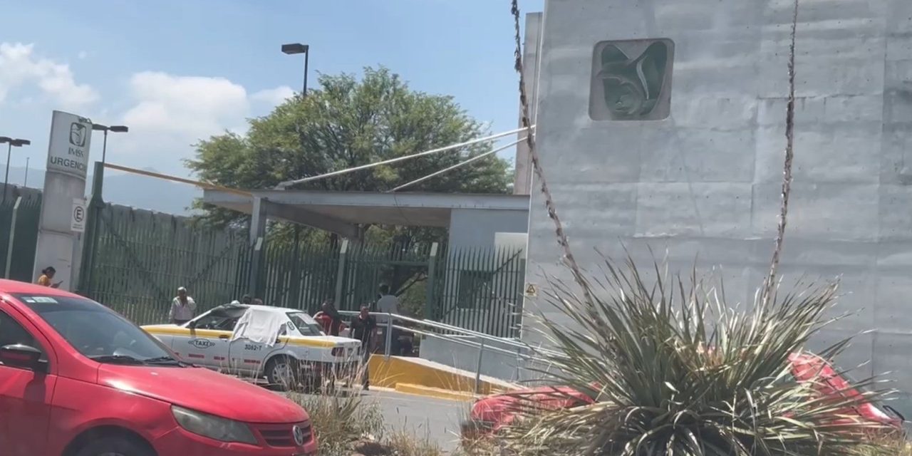 Saltillo: Hombre fallece en un taxi a las afueras de la clínica 89 por un infarto