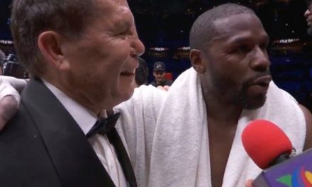 Floyd Mayweather terminó abucheado mientras intentó conquistar el público mexicano