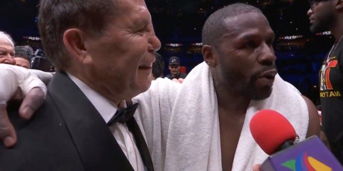 Floyd Mayweather terminó abucheado mientras intentó conquistar el público mexicano