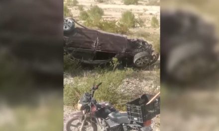 Hombre vuelca su vehículo y termina en un hospital de Parras