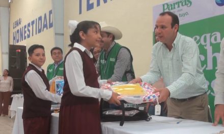 Impulsa Parras la educación con la entrega de material escolar