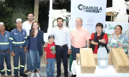 Inaugura alcalde de Arteaga  Tecnóloga de Luminarias en cabecera municipal