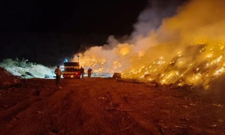 Tras horas de maniobras, sofocan incendio en el basurero de Sabinas