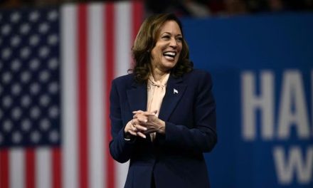 Encuestas colocan con una ligera ventaja a Kamala Harris sobre Donald Trump