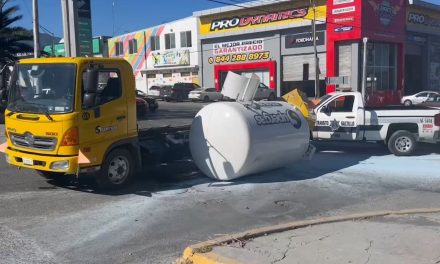Le gana el peso y se desprende cargamento de gas en Saltillo