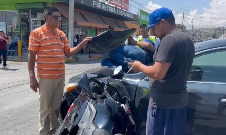 Le quita derecho de paso a motociclista en Saltillo