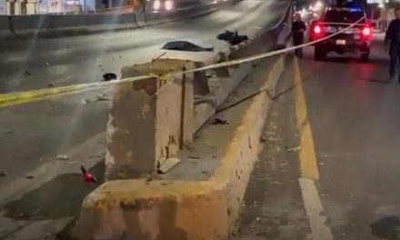 Muere motociclista al estrellar su moto en un puente de Ramos Arizpe