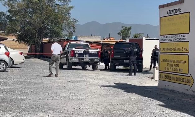 Vigilante muere dentro de un estacionamiento en el centro de Saltillo