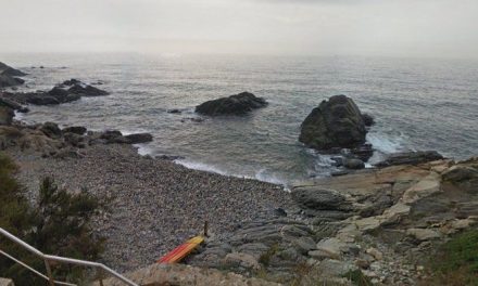 Hombre pierde la vida en una playa de España tras un ritual de magia negra