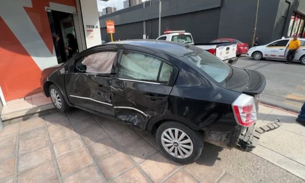 Se pasa el rojo y manda carro al interior de un periódico en Saltillo