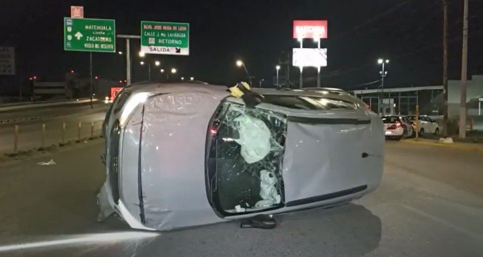 Joven sufre aparatosa volcadura en Saltillo