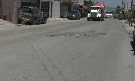 Vecinos piden arreglo a calle destrozada en la colonia Zaragoza