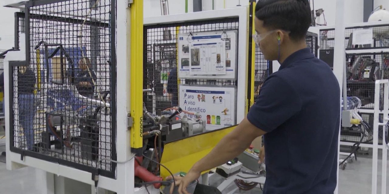 Por cada 100 hombres existen 45 mujeres dentro de la industria de Coahuila