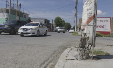 Poste de CFE con graves daños en la colonia Chamizal representa un peligro a los peatones