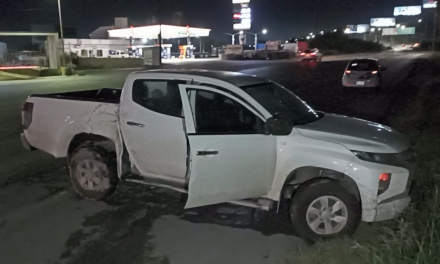 Saltillo: Poste detiene su marcha, derrapó al salir del camino