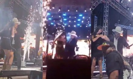 Video: Joven sube al escenario y se prende durante un concierto en Viesca, Coahuila
