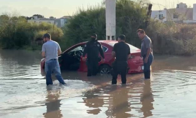 Hombre queda atrapado en inundación al norte de Saltillo