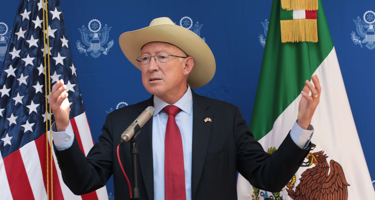 Ken Salazar, embajador de EEUU, ve en peligro la democracia por reforma judicial