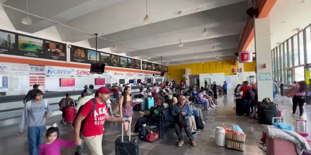 Salen y regresan los viajeros en la central camionera de Saltillo