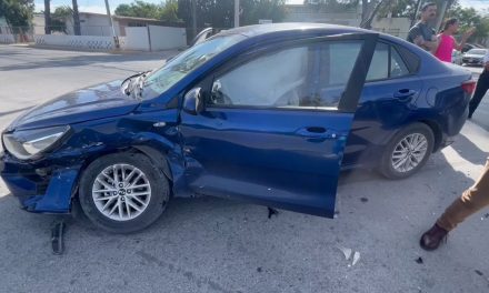Se atraviesa y provoca accidente en Saltillo