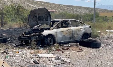 Se consume vehículo tras incendio en el Libramiento Flores Tapia