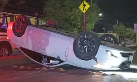 Cansancio y el alcohol ocasiona que una joven se duerma, choque y tenga una volcadura en Saltillo