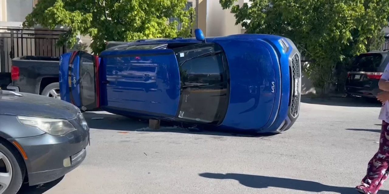 Se le atora la sandalia a conductora y volcó en Saltillo