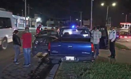 Ebrio conductor no vio el final de la calle y termina estrellado con otro vehículo en Saltillo
