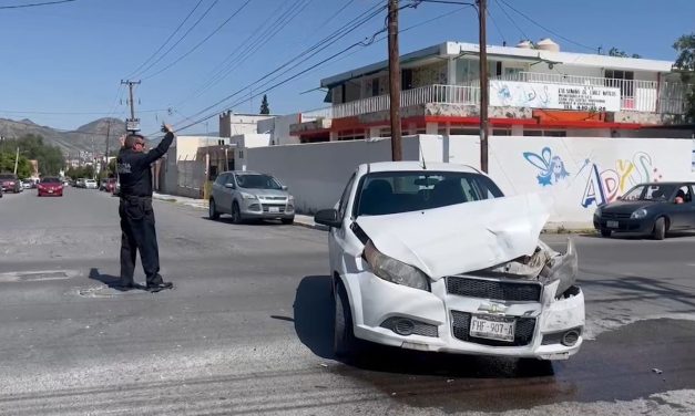 Se pasa el alto y provoca accidente en Saltillo