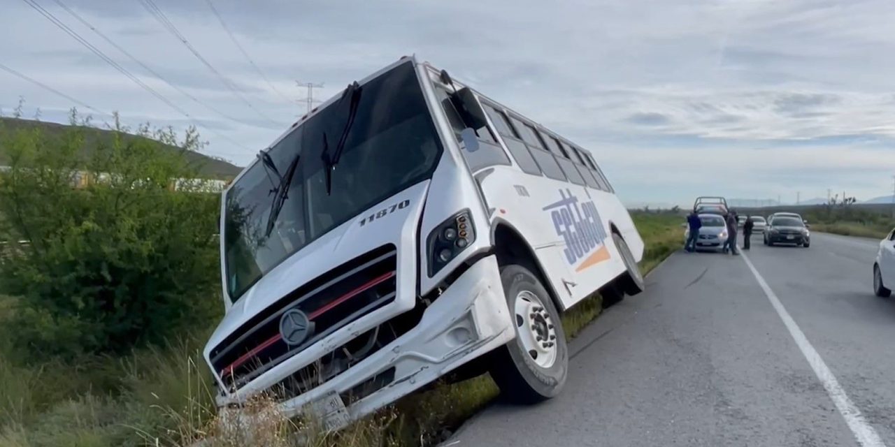 Camión se queda dormido y sale del camino