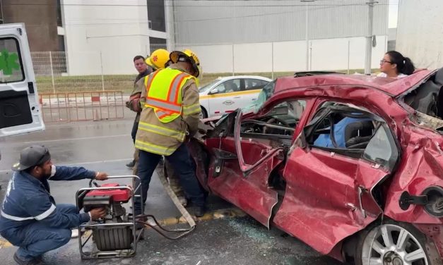 Dos hombres sobreviven de milagro luego de que tráiler embistiera a un vehículo en el Libramiento Flores Tapia