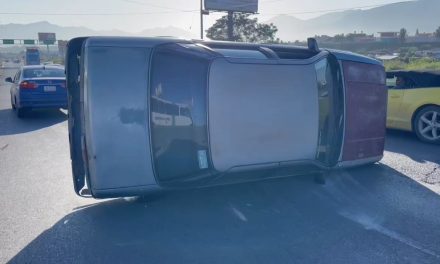Vehículo usa ballena de rampa y vuelca en Saltillo