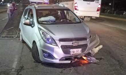 Velocidad le juega mala pasada a joven y termina chocando contra el camellón en Saltillo